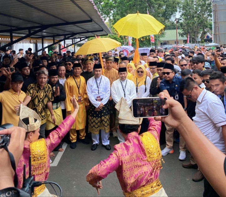 Jadi Yang Pertama, Syamsuar - Mawardi Diantar Ribuan Pendukung ke KPU Provinsi Riau 