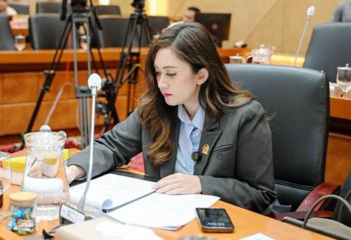 Usai Dikritik, Nafa Urbach Komitmen Serahkan Gaji DPR Untuk Guru
