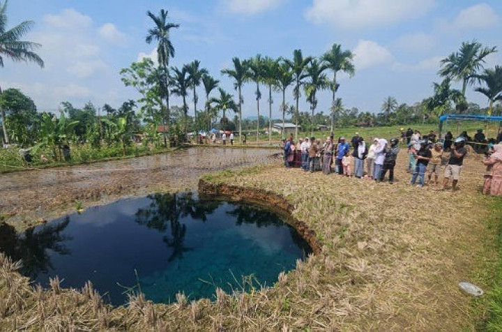 Fenomena Langka! Sinkhole Air Biru Tosca Gegerkan Sumatera Barat