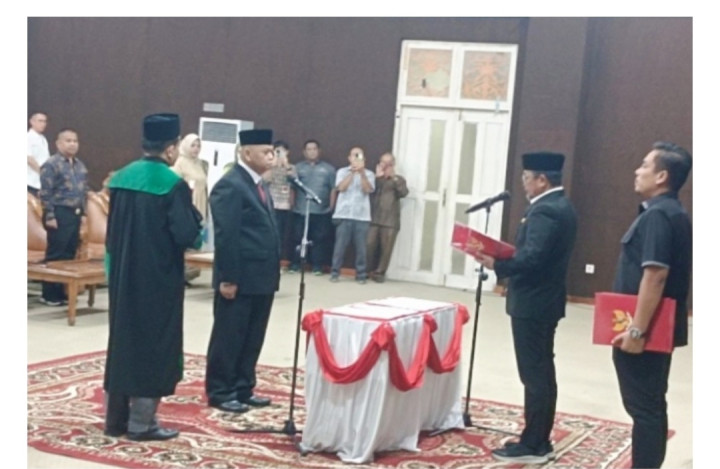 Lantik Denny Gunawan sebagai Dirut Perumda Tuah Sekata Bupati Zukri Harap Usaha Bisa Berkembang 