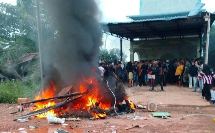 Emosi Meledak! Warga Riau Serbu Rumah Diduga Bandar Narkoba