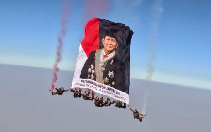 Momen Unik HUT ke-81, Bendera Gambar Prabowo Terbang Bersama 17 Penerjun Kopassus